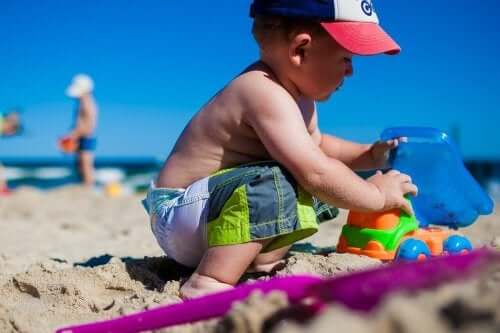 Pojke leker i sanden