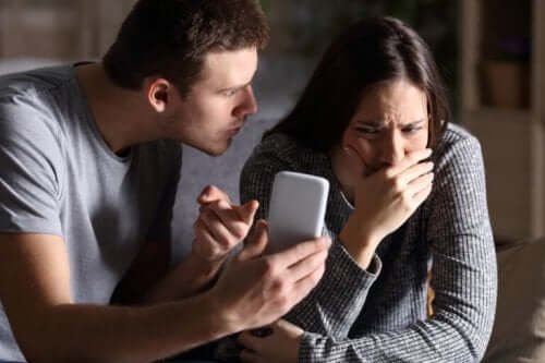 Svartsjuk partner med telefon