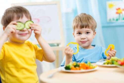 Barn äter grönsaker