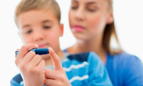 Barn med typ 1-diabetes testar blodsockret