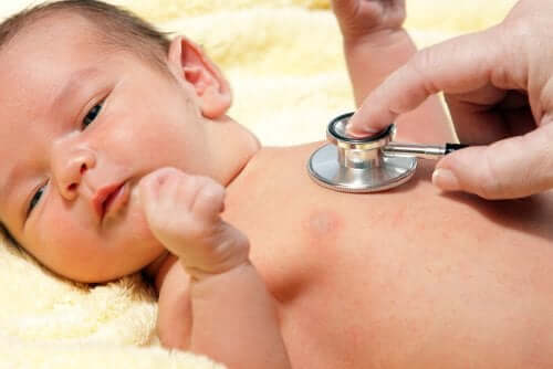 Bebis undersöks med stetoskop