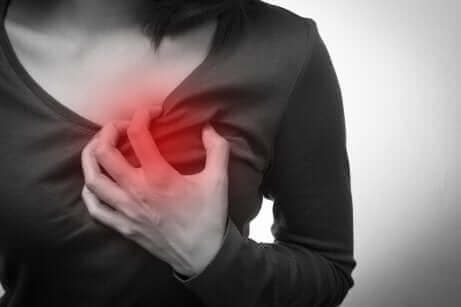 Bröstsmärta är ett symptom på akut kranskärlssjukdom