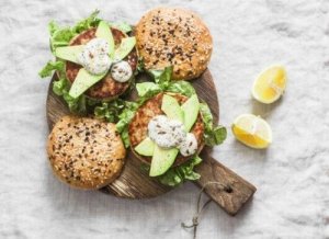 Burgare med tonfiskfilé: ett nyttigt recept
