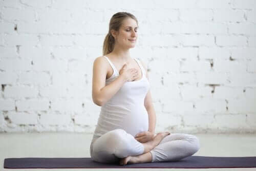 Gravid kvinna utför yoga