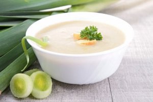 Krämig grönsakssoppa med svamp, purjo och ingefära