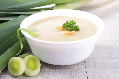 Krämig grönsakssoppa med svamp, purjo och ingefära