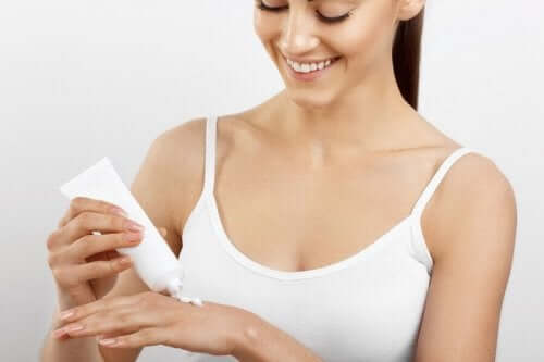 Kvinna applicerar salva