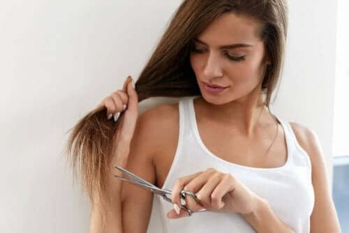 Kvinna klipper håret