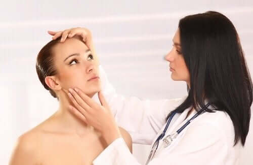 Läkare undersöker huden