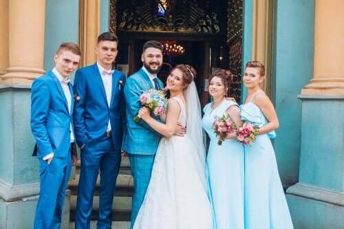 Nygifta utanför kyrkan