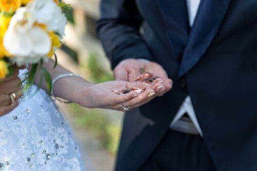 Par med bröllopsmynt