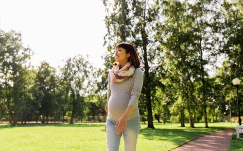 Promenerande gravid kvinna