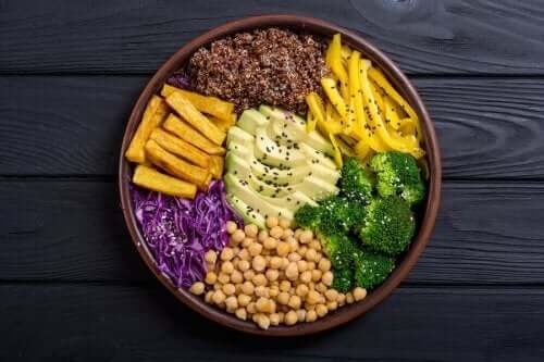 Råa grönsaker på tallrik