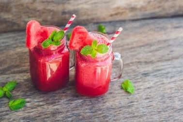 Gör en utsökt slush med jordgubb och vattenmelon