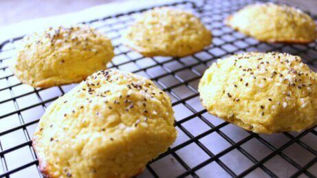 Svarta sesamfrön på bröd