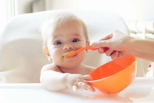 Bebis äter yoghurt