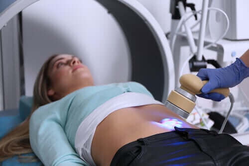 Kvinna undersöks med ultraljud