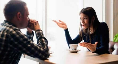 Par diskuterar vid matbordet