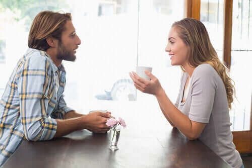 Par pratar över en kaffe