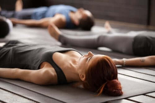 Personer utövar yoga