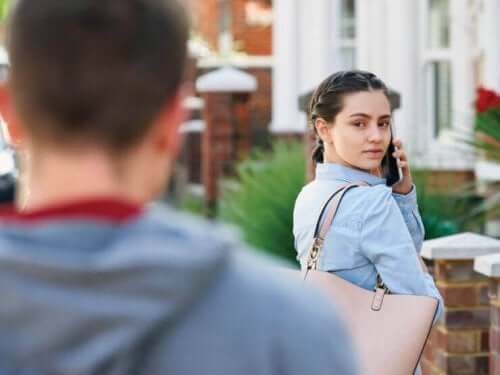 Rädd kvinna på gatan