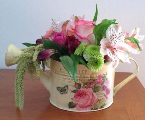 Vattenkanna med blommor