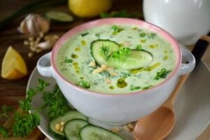 Recept på kalorisnål gurk- och avokadosoppa