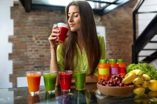 Kvinna dricker juicer