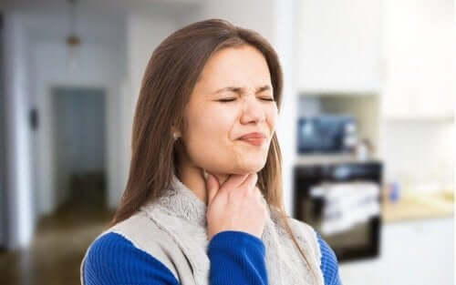 Kvinna med ont i halsen