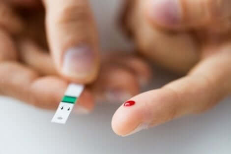 Diabetiker testar sitt blod