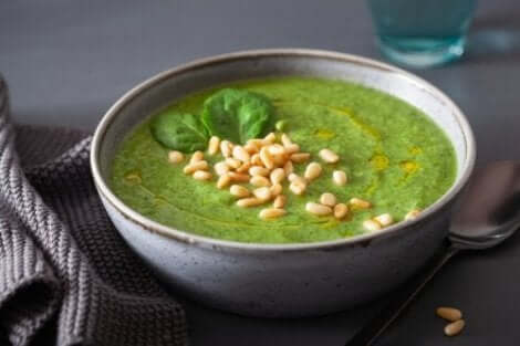 Grön soppa med grönkål och spenat