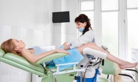 Kvinna hos gynekologen