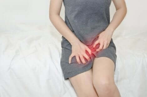 Kvinna med smärta i vulvan