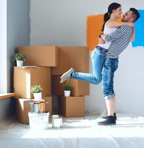 Lyckligt par flyttar in