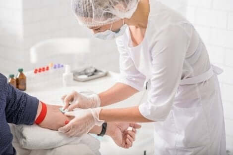 Sköterska tar blodprov