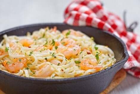 Citronpasta med räkor och färskost