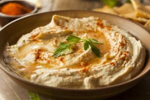 Prova detta enkla recept på hummus med paprikapulver