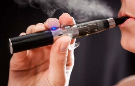 Kvinna med e-cigarett