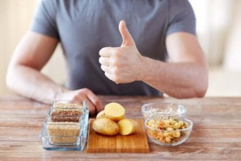Man framför potatis och spannmål