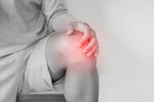 När knäskålen går ur led: orsaker och behandling