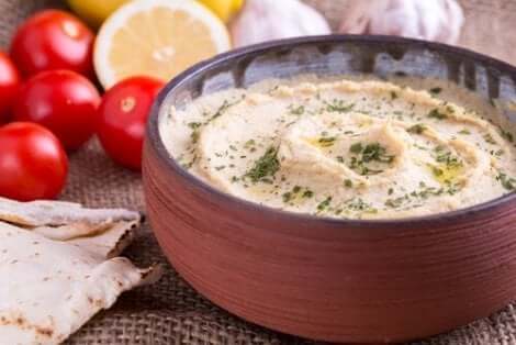 Skål med hummus