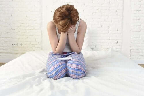 Infertil kvinna gråter vid negativt graviditetstest.