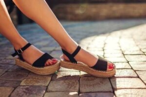 Tre sätt att bli av med dålig lukt i sandalerna