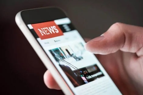 Undvik att använda aggressiva kemikalier för att rengöra mobilen