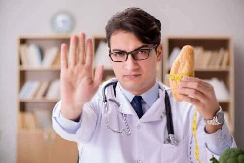 Doktor med brödbit i handen säger stopp.