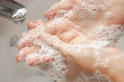 Det finns användbara desinfektionsmedel du kan rengöra händerna med när du inte har tillgång till rinnande vatten. Dock är det bästa alternativet tvål och vatten när det är möjligt.