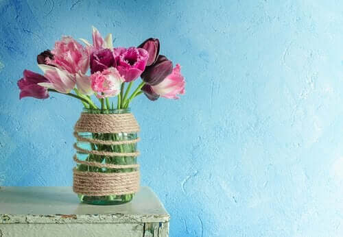 Blommor i glasvas.