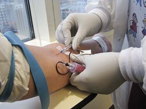 Injektion av intravenöst läkemedel.