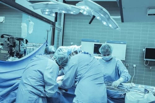 kirurger utför amputation