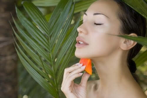 Kvinna använder papaya mot åldrande.